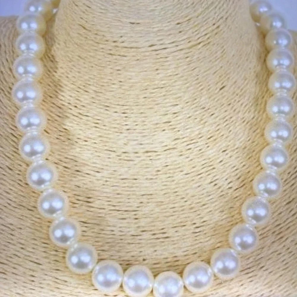 🎈SOLD out 🎈Glass Pearls White. See details ** - Picture 2 of 2